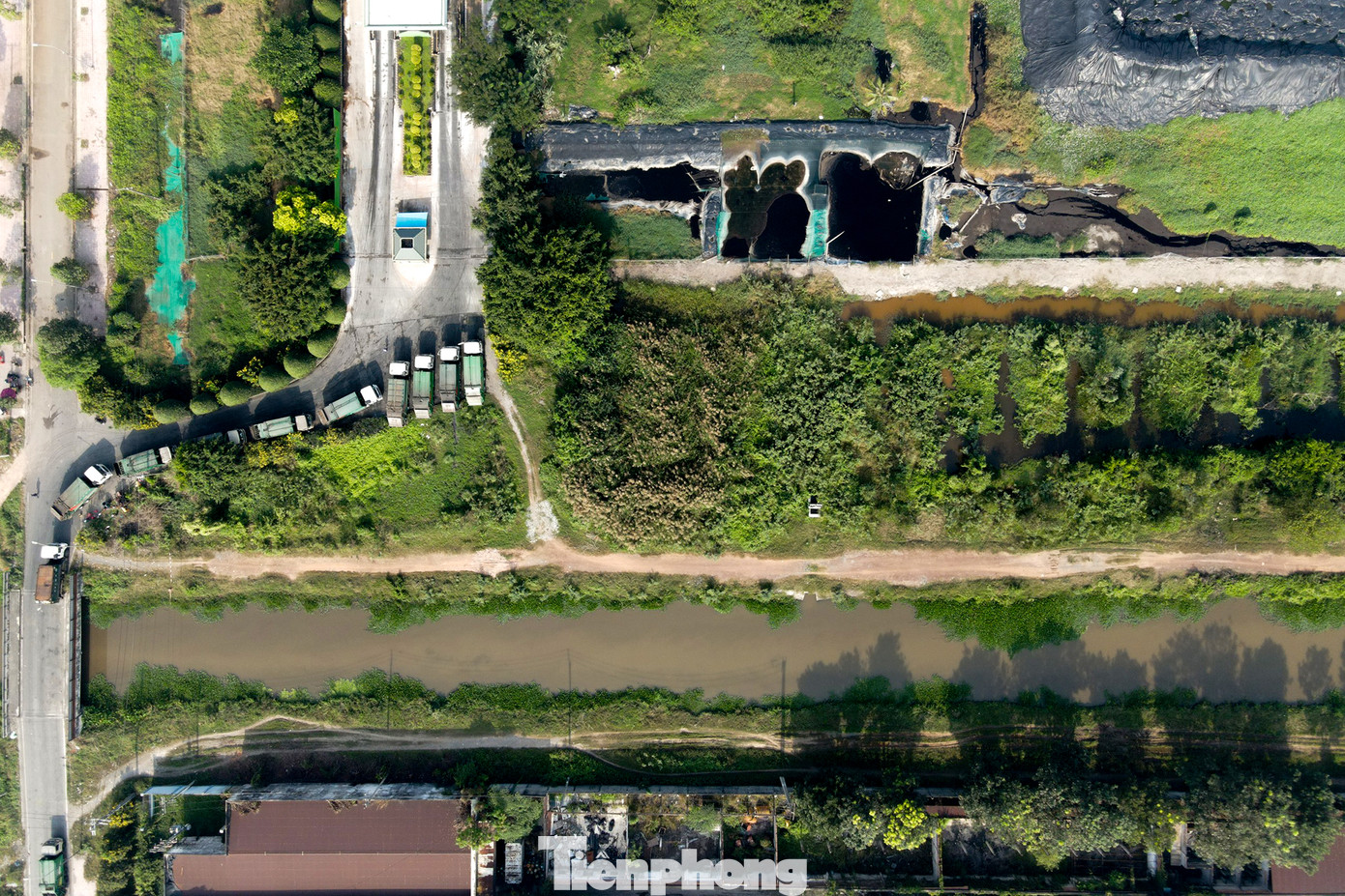 Hàng dài xe chở rác nối đuôi vào khu xử lý rác Vietstar. Hàng dài xe chở rác nối đuôi vào khu xử lý rác Vietstar.