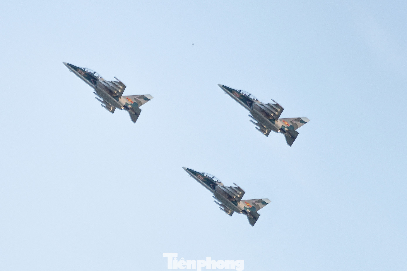 Biên đội gồm 3 chiếc Yak-130 tập luyện ghép đội hình mũi tên.