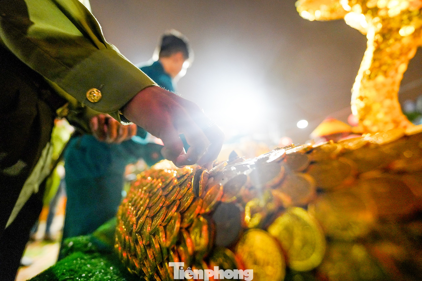 BTC lễ hội nhằm tránh tình trạng chen lấn tranh cướp lộc đã bố trí lực lượng hỗ trợ người dân. Những mâm bánh công phu do người dân địa phương chuẩn bị trước đó được rước về đình. Năm Ất Tỵ, hình tượng con rắn được sử dụng phổ biến trong tạo hình bánh.