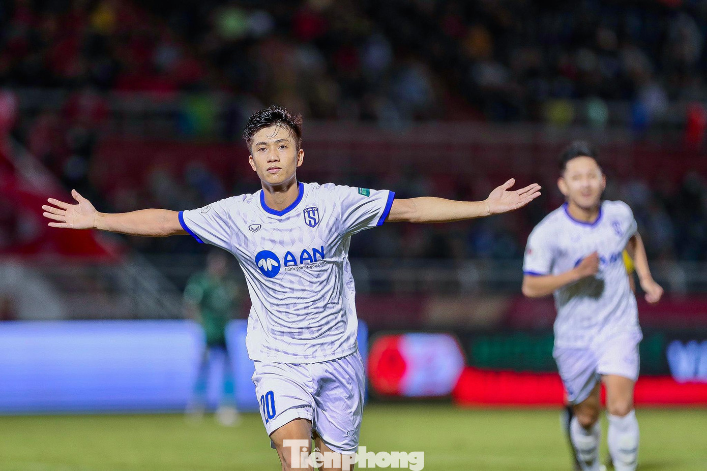 Tỷ số này được duy trì hết 45 phút đầu tiên. Sang hiệp 2 ở phút 49, SLNA đã có bàn gỡ nhờ cú sút trong vòng cấm của Phan Văn Đức. SLNA bắt đầu dùng ngoại binh từ hiệp 2 và Olaha đã kiến tạo cho Văn Đức gỡ hòa 1-1.