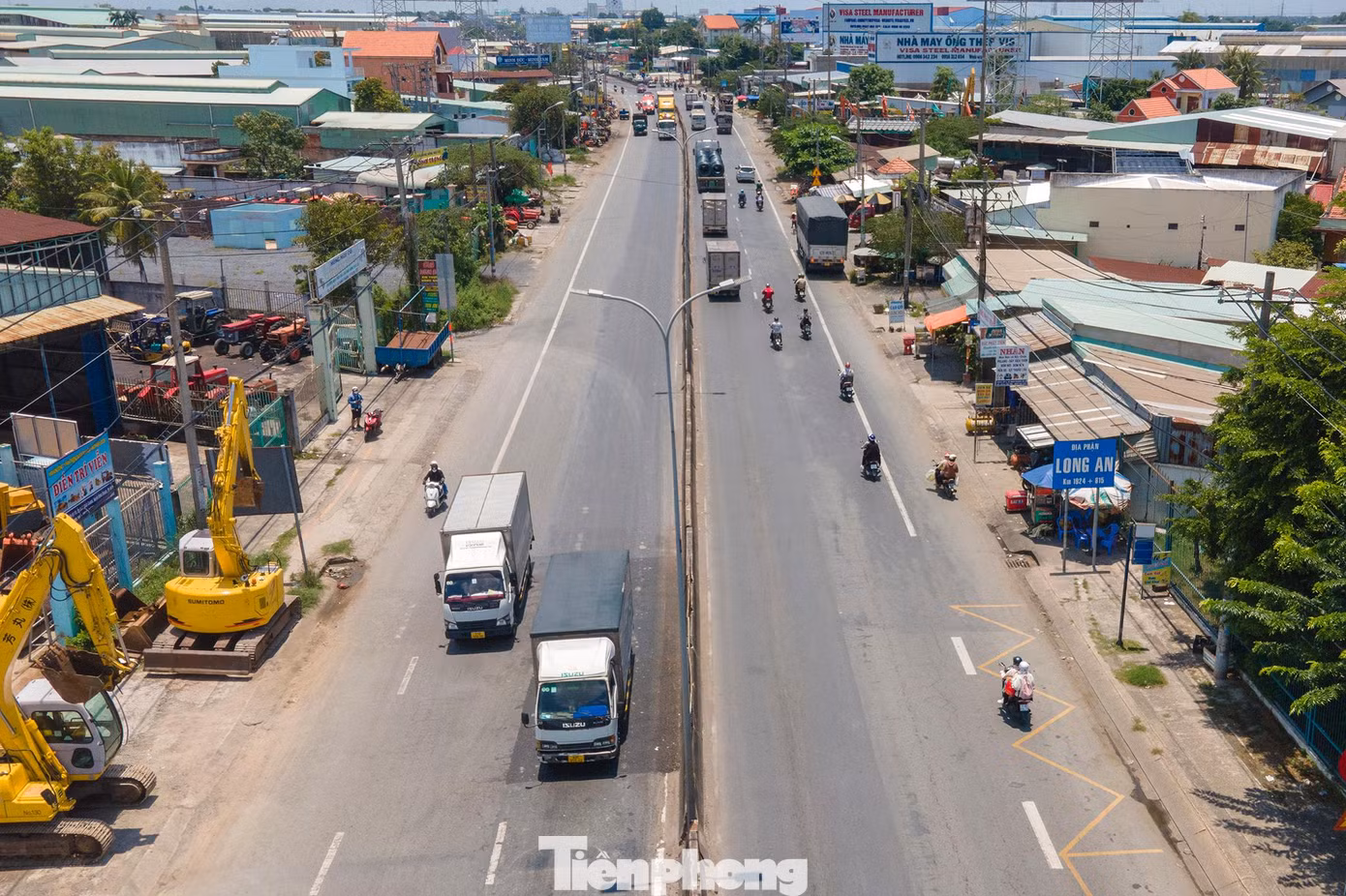 Dòng xe đổ về các tỉnh miền Tây, theo hướng Quốc lộ 1A qua địa phận tỉnh Long An giãn cách, không ghi nhận tình trạng ùn ứ.