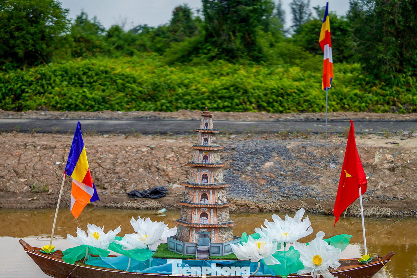 Tiểu cảnh chùa Thiên Mụ (Huế). Chùa được xây dựng vào thế kỷ 17 và được xem là biểu tượng văn hóa và tôn giáo của thành phố Huế. Chùa Thiên Mụ là một trong những ngôi chùa lớn nhất miền Trung Việt Nam, không chỉ thu hút du khách đến để ngắm cảnh đẹp mà còn là nơi linh thiêng để tham quan, tìm hiểu về lịch sử, văn hóa và tâm linh của người dân Việt Nam.