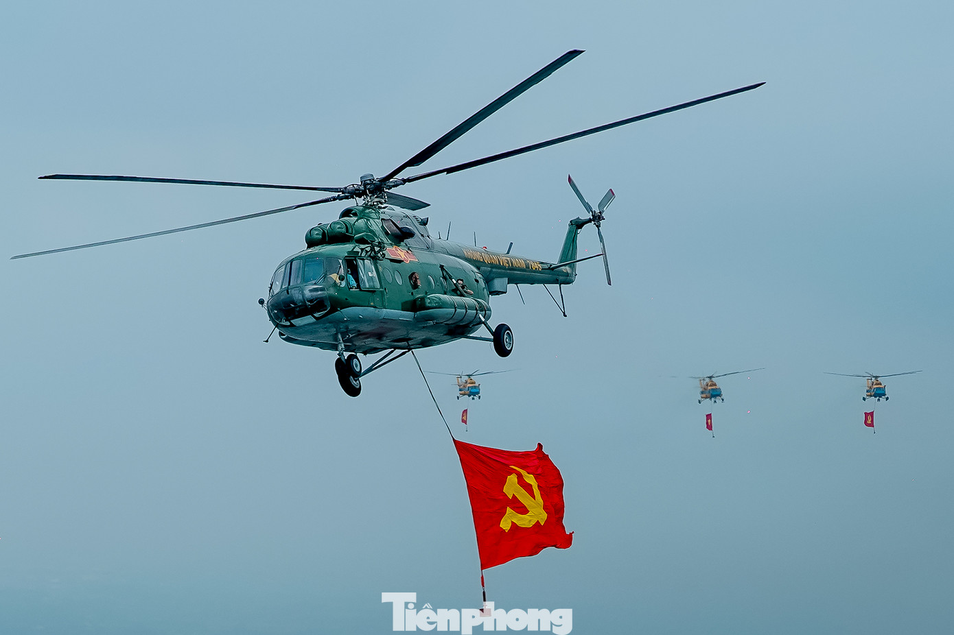 Vòng đầu tiên khi vào không phận TPHCM, các biên đội đánh vòng điều chỉnh đội hình.