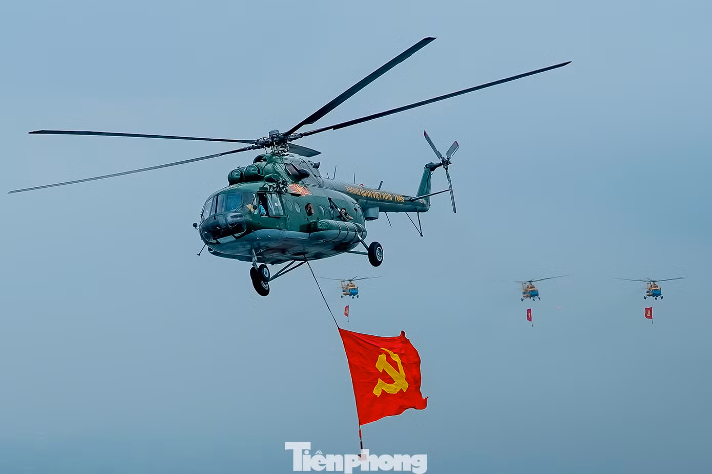 Vòng đầu tiên khi vào không phận TPHCM, các biên đội đánh vòng điều chỉnh đội hình.