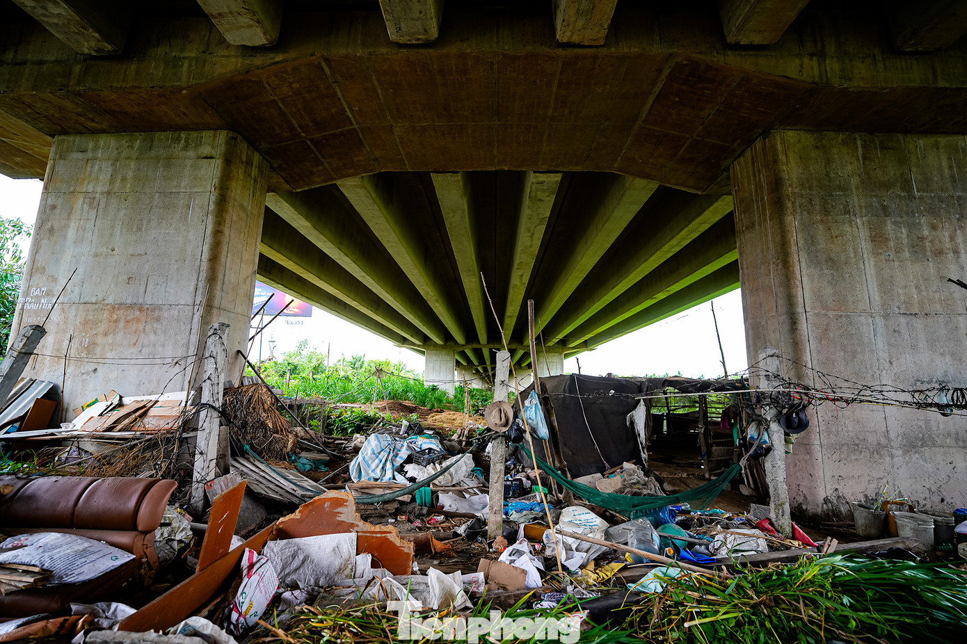 Khu vực được xem là mất cảnh quan dưới cao tốc TPHCM – Trung Lương là đoạn cầu bắt qua Vàm Cỏ Tây, người dân chăn nuôi gia súc, gia cầm… vô tư ra vào khu vực cấm, khu vực nguy hiểm. Không những vậy, có cả bãi phế liệu, bãi chứa hàng hóa đang hoạt động bên trong hàng rào cao tốc.