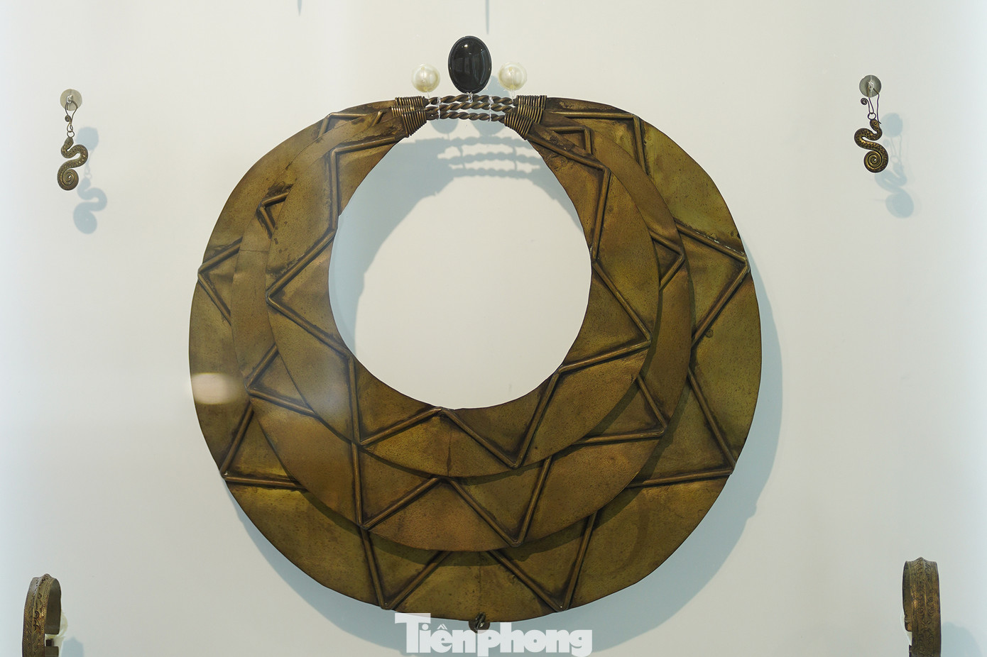 Bộ vòng cổ độc đáo của người Kháng.