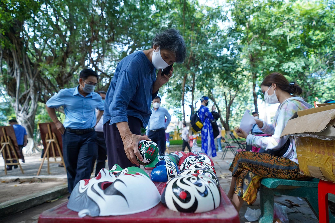 Bằng nhiều cách, hát bội TPHCM luôn cố gắng để công chúng và du khách dễ nghe, dễ hiểu, dễ cảm thụ nhất về một loại hình nghệ thuật đã tồn tại khoảng 700 năm. Trong ảnh, du khách sau khi xem hát bội tại lăng Ông Bà Chiểu thì có thể ghé qua gian hàng mặt nạ để tìm mua, sưu tập hoặc có thể nghe giải thích về ý nghĩa từng đường nét, màu sắc được trang trí. Bằng nhiều cách, hát bội TPHCM luôn cố gắng để công chúng và du khách dễ nghe, dễ hiểu, dễ cảm thụ nhất về một loại hình nghệ thuật đã tồn tại khoảng 700 năm. Trong ảnh, du khách sau khi xem hát bội tại lăng Ông Bà Chiểu thì có thể ghé qua gian hàng mặt nạ để tìm mua, sưu tập hoặc có thể nghe giải thích về ý nghĩa từng đường nét, màu sắc được trang trí.