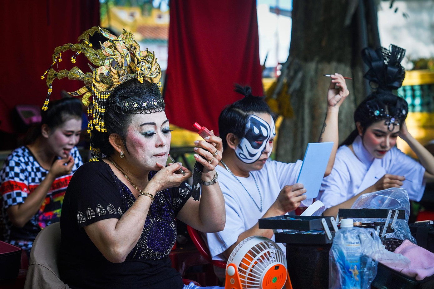 Vẽ mặt, hoá trang là một trong những nét đặc sắc của nghệ thuật hát bội. Vẽ mặt, hoá trang là một trong những nét đặc sắc của nghệ thuật hát bội.