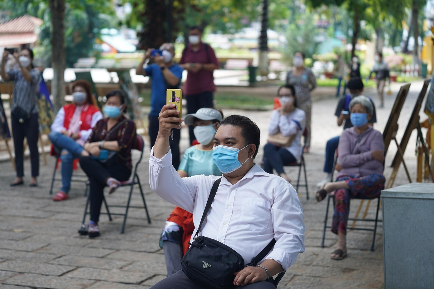 Khán giả theo dõi hát bội tại lăng Ông Bà Chiểu vào mỗi cuối tuần. Khán giả theo dõi hát bội tại lăng Ông Bà Chiểu vào mỗi cuối tuần.