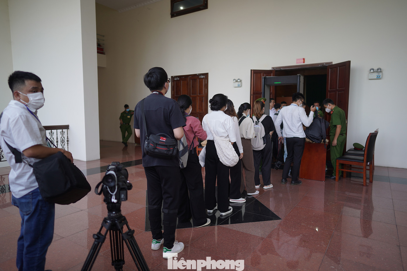 Phóng viên xếp hàng dài để kiểm tra an ninh. Phóng viên xếp hàng dài để kiểm tra an ninh.