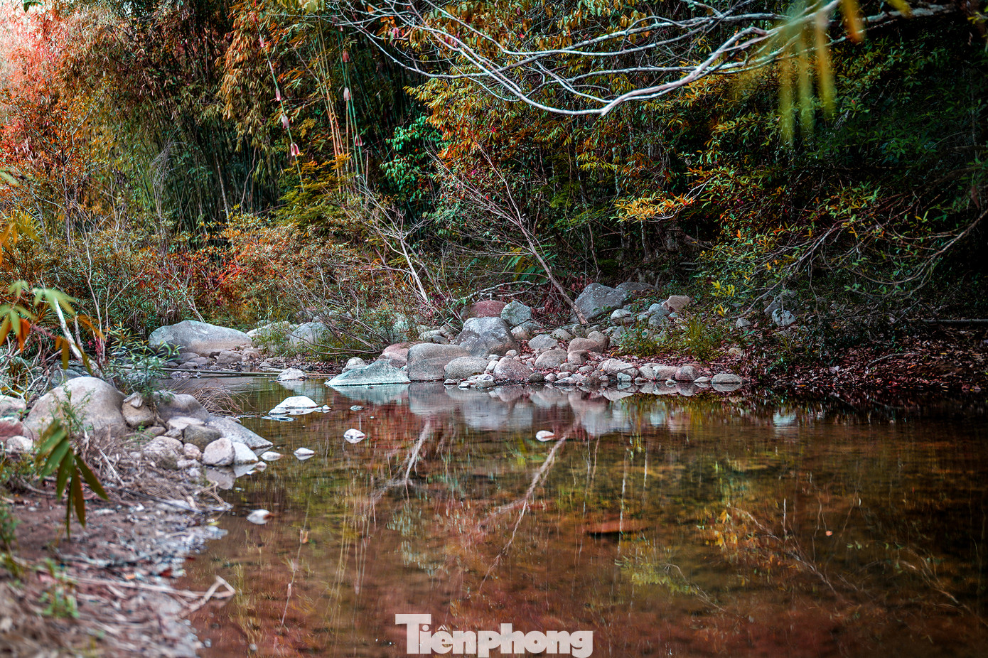 Lãng mạn suối Đá Bàn mùa khô hạn. Do là mùa khô nên mực nước xuống thấp, chính vì thế du khách có nhiều không gian hơn trên các tảng đá. Lãng mạn suối Đá Bàn mùa khô hạn. Do là mùa khô nên mực nước xuống thấp, chính vì thế du khách có nhiều không gian hơn trên các tảng đá.