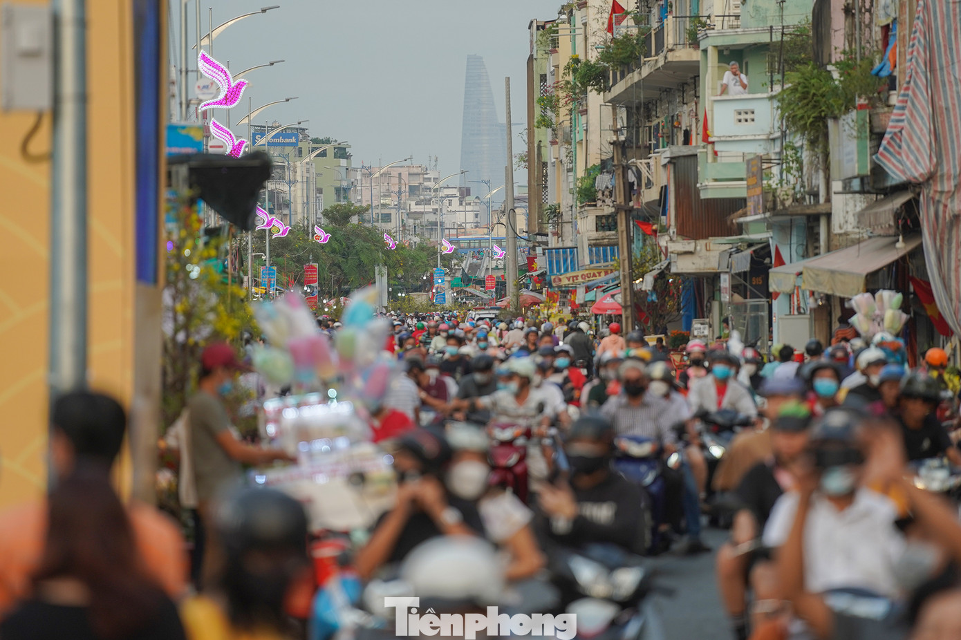 Có những thời điểm chợ hoa ken cứng người phương tiện.