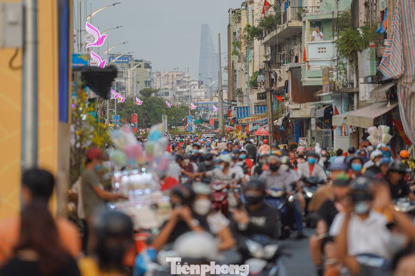 Có những thời điểm chợ hoa ken cứng người phương tiện.
