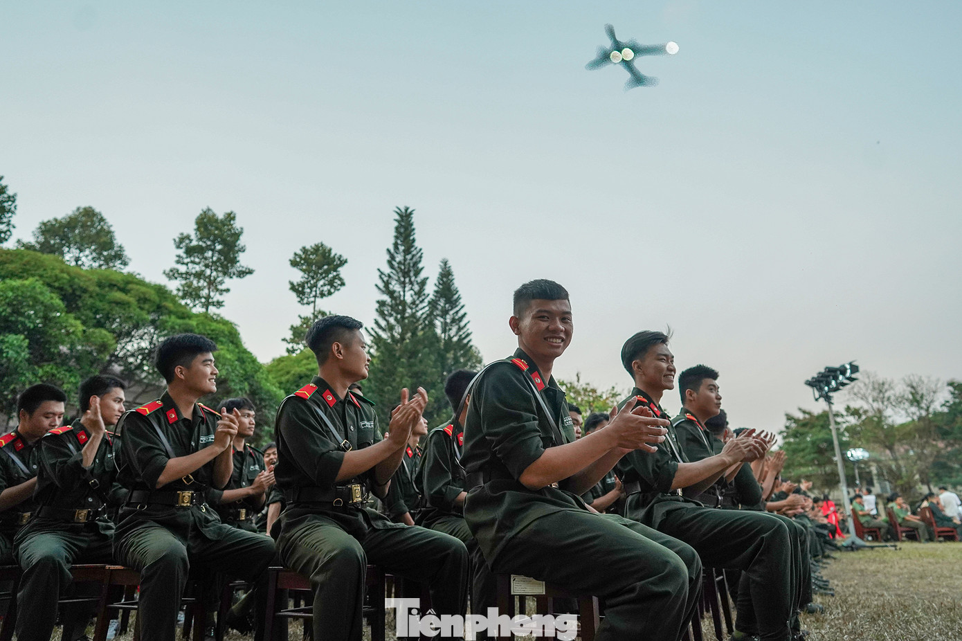 Từ 17h, gần 1.000 tân binh đang thực hiện nghĩa vụ quân sự đã ổn định vị trí, hàng ngũ, háo hức hòa vào không khí sôi nổi của chương trình.