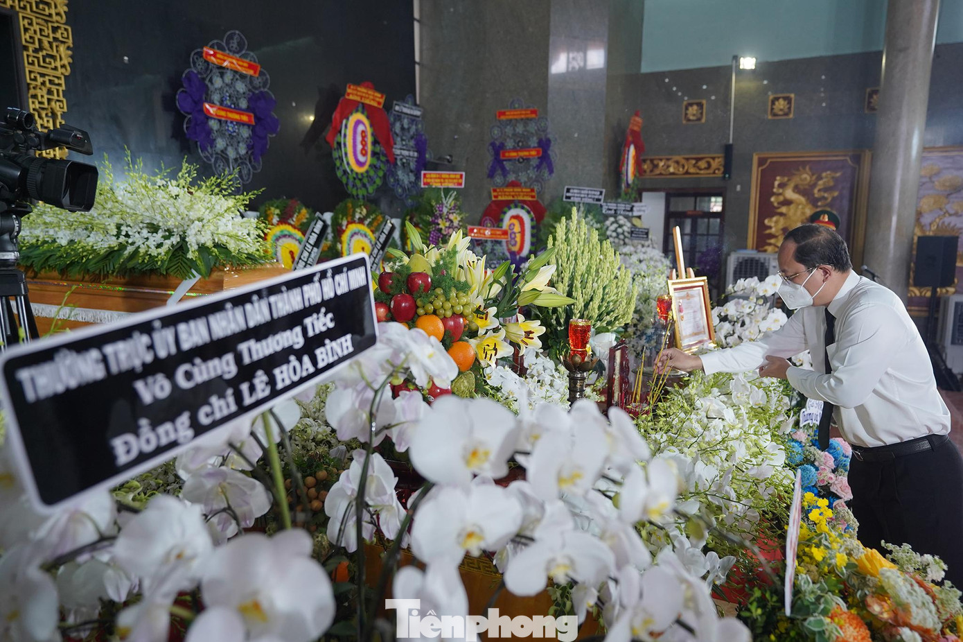 Phó Bí thư Thành uỷ TPHCM Nguyễn Hồ Hải thắp cho người đồng chí, đồng đội nén hương.