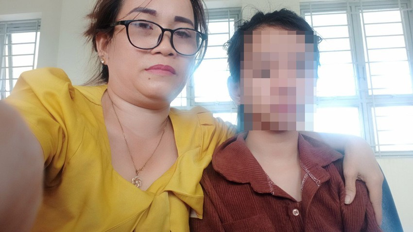 Người mẹ đã tìm thấy con gái của mình. Ảnh: NN