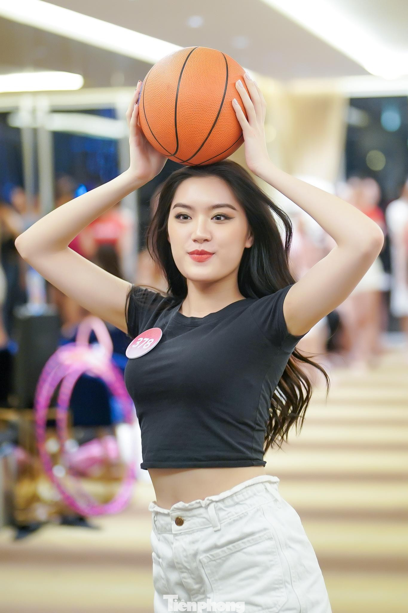 Thí sinh Phan Phương Oanh có nhiều cách tạo dáng lạ trước ống kính. Mái tóc xõa cùng crop top giúp cô gái 19 tuổi khoe eo thon, phong thái tự tin.