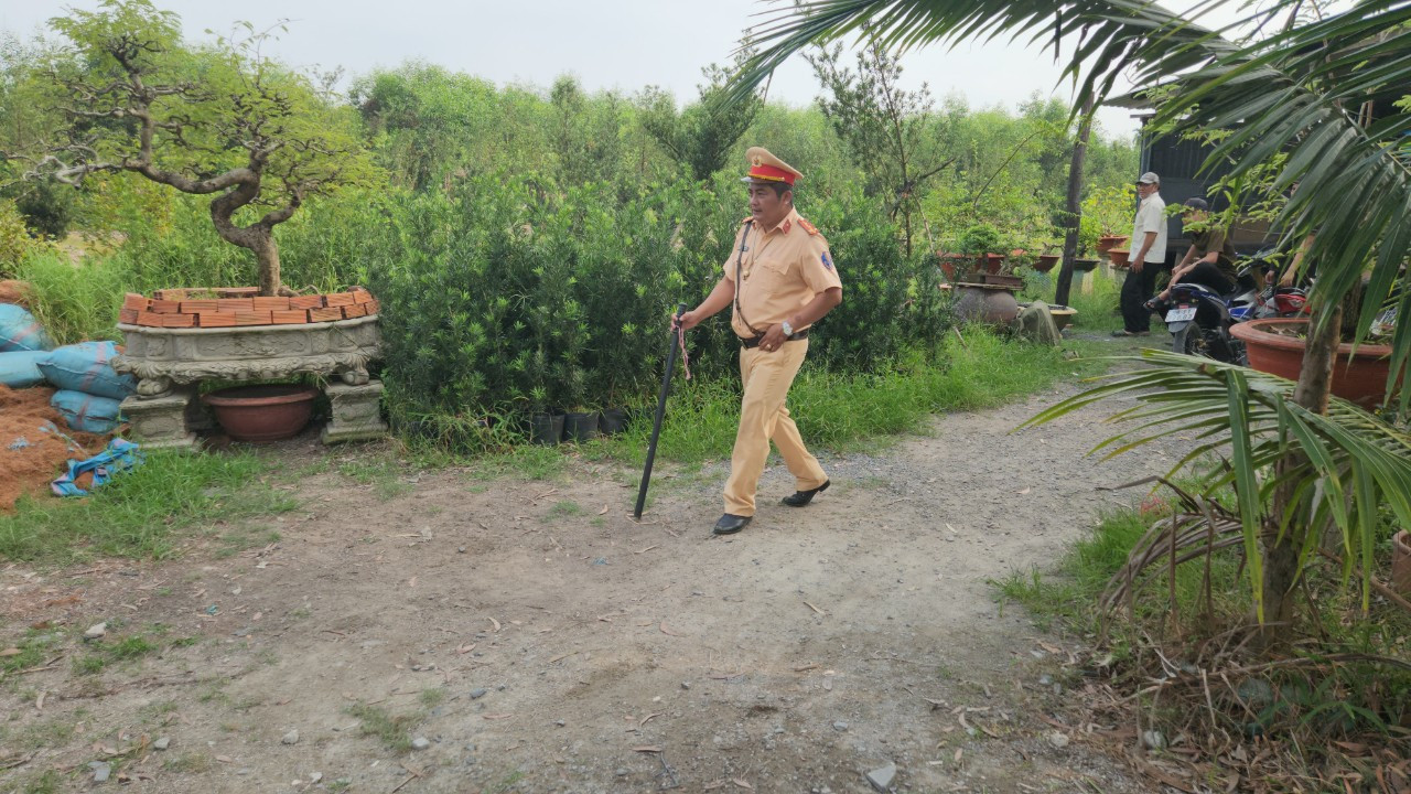 Lực lượng CSGT tham gia chốt chặn, truy bắt đối tượng.