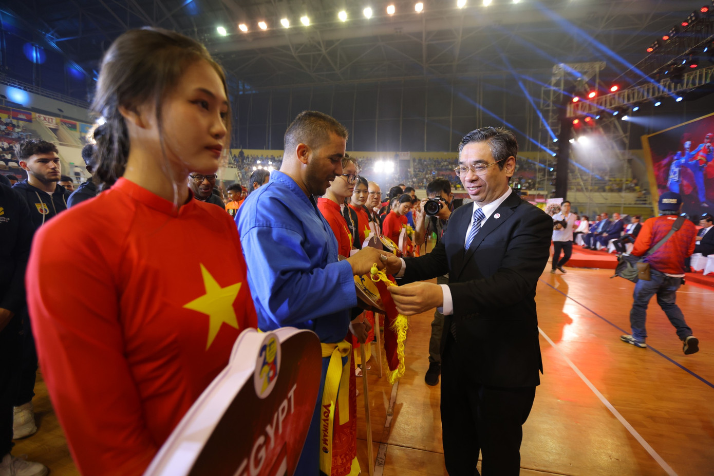 Ông Nguyễn Phước Lộc, Phó Bí thư Thành ủy, Trưởng Ban Tổ chức Thành ủy TPHCM tặng quà và cờ lưu niệm cho đại diện các đội tham dự giải. Ông Nguyễn Phước Lộc, Phó Bí thư Thành ủy, Trưởng Ban Tổ chức Thành ủy TPHCM tặng quà và cờ lưu niệm cho đại diện các đội tham dự giải.