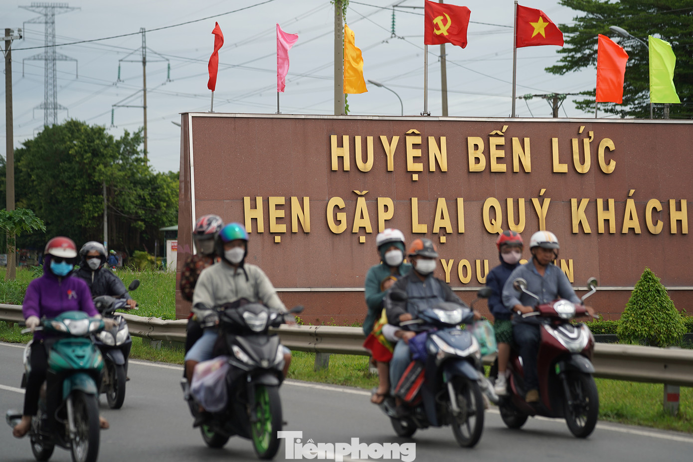 Lượng xe máy tăng đột biến nên một số phương tiện di chuyển lấn làn gây mất an toàn giao thông.