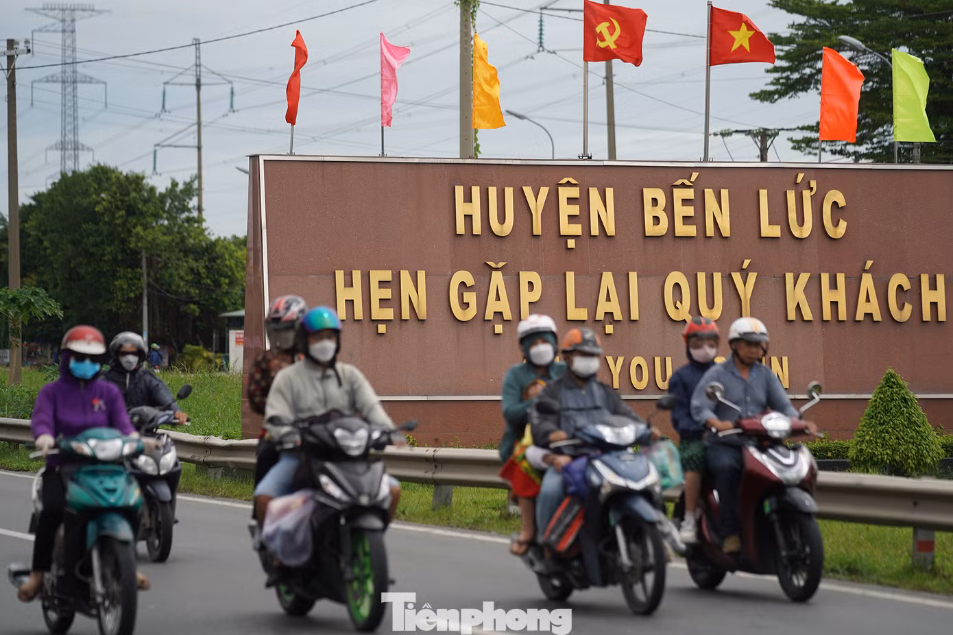 Lượng xe máy tăng đột biến nên một số phương tiện di chuyển lấn làn gây mất an toàn giao thông.