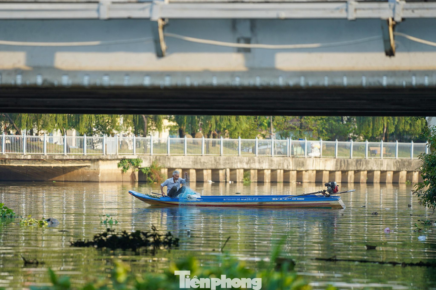 Nhiều người vô tư dùng cả lưới để bắt cá, những người này thường dùng xuồng máy, di chuyển từ sông Sài Gòn vào đây bắt cá. Nhiều người vô tư dùng cả lưới để bắt cá, những người này thường dùng xuồng máy, di chuyển từ sông Sài Gòn vào đây bắt cá.