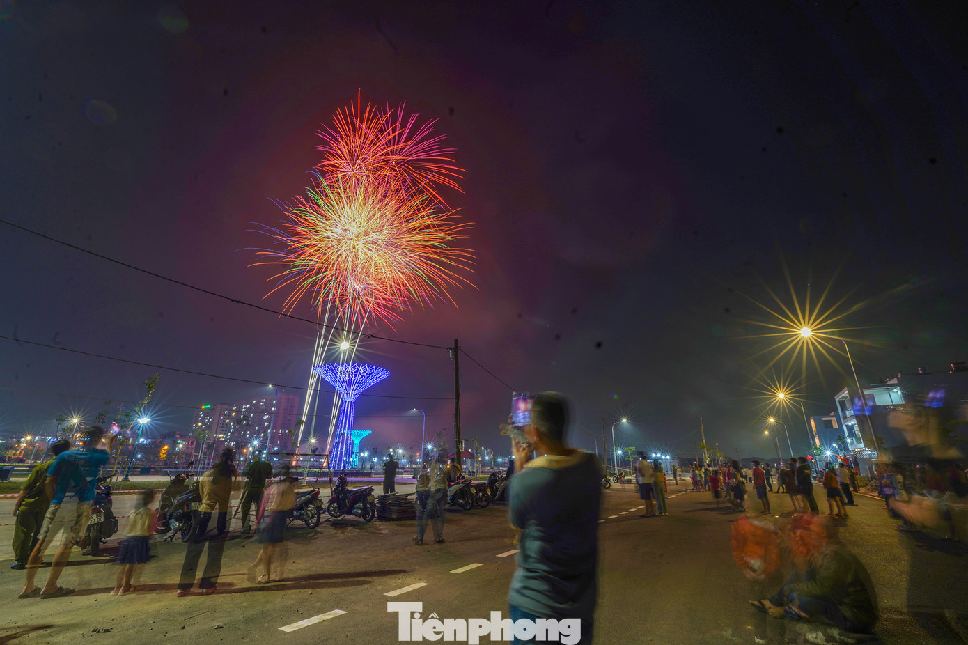 Đây là lần đầu tiên người dân tại khu vực Quận 12 được xem pháo hoa chào giao thừa gần nhà. Đây là lần đầu tiên người dân tại khu vực Quận 12 được xem pháo hoa chào giao thừa gần nhà.