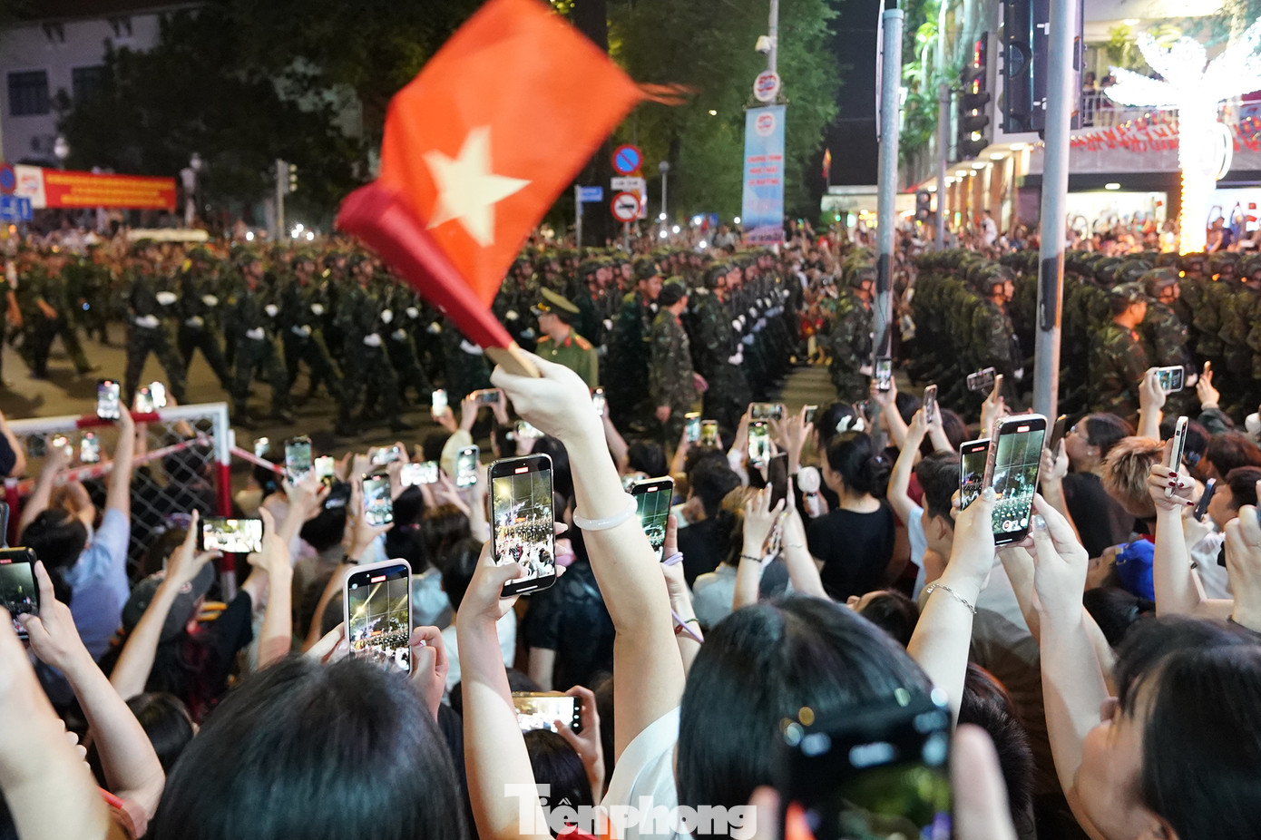 Tối 22/4, sự kiện tổng hợp luyện diễu binh, diễu hành để chuẩn bị cho lễ kỷ niệm 50 năm Ngày Giải phóng miền Nam, thống nhất đất nước, diễn ra lần thứ 2 với sự tham dự của hơn 10.000 người. Có rất đông người dân đến xem tổng hợp luyện diễu binh, diễu hành.