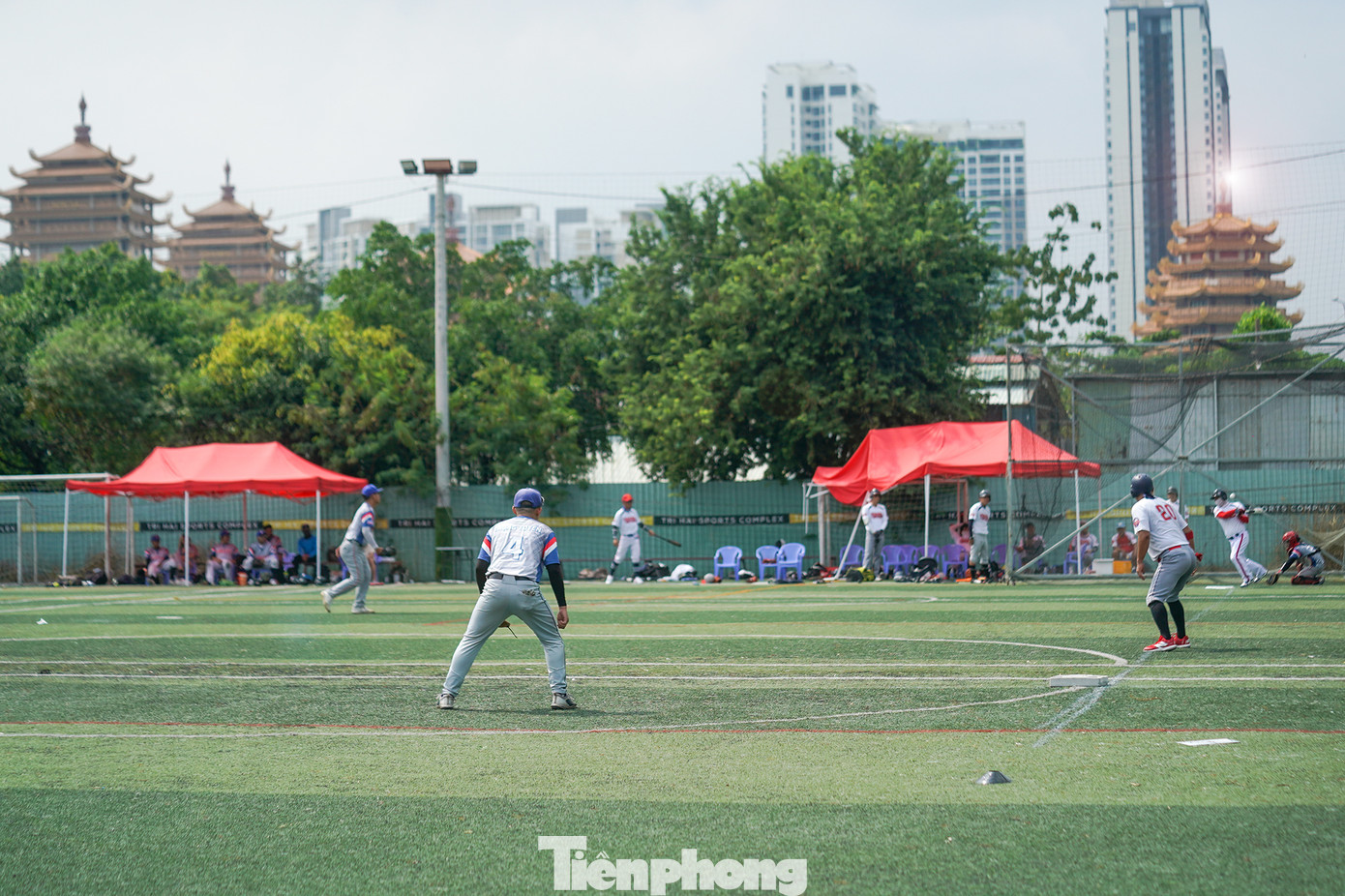Cuối tuần, những bạn trẻ đam mê bộ môn bóng chày tìm đến sân bóng đá phía sau Pháp viện Minh Đăng Quang (TP Thủ Đức) để thỏa niềm đam mê bóng chày.