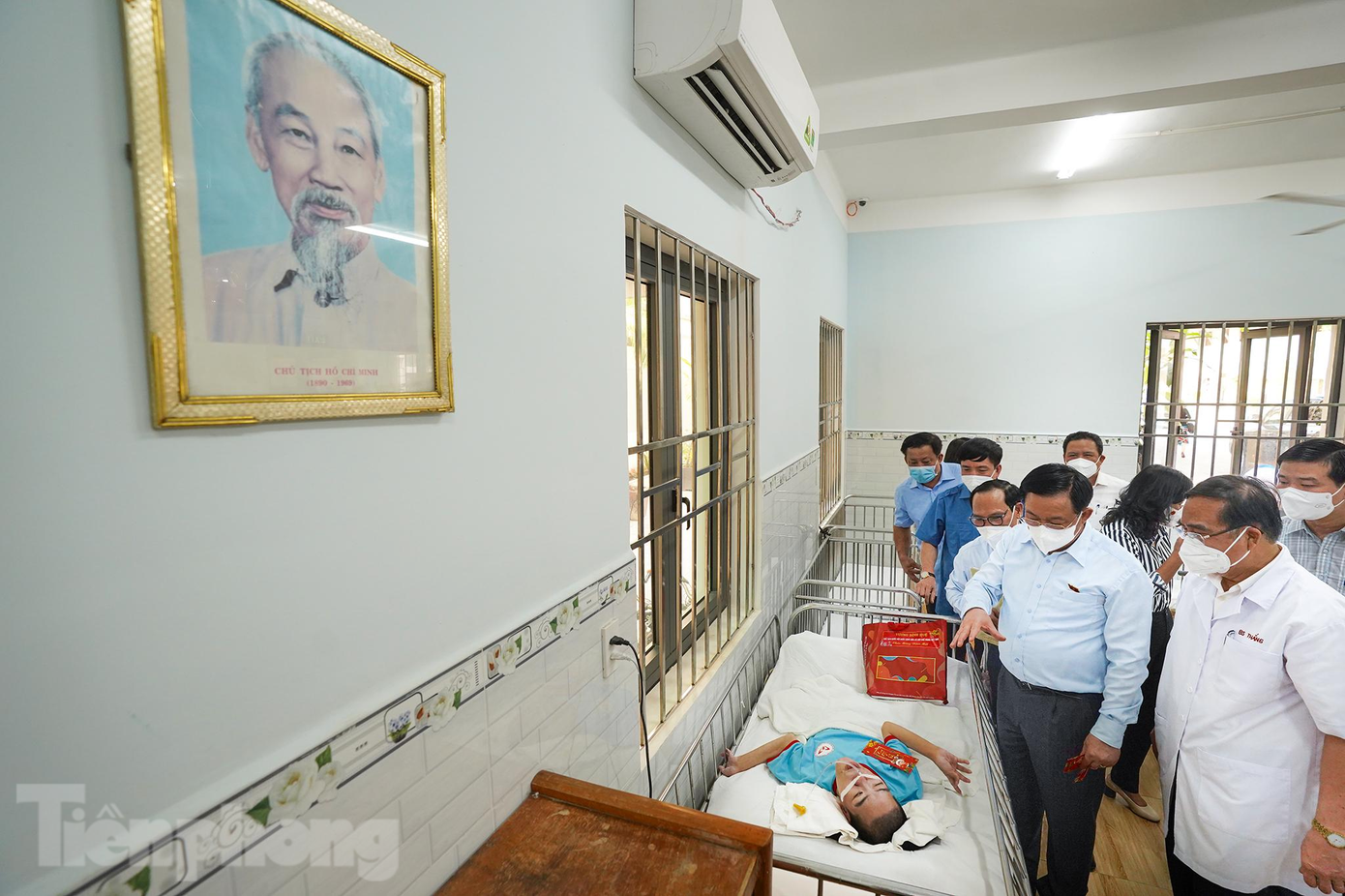 Trung tâm hiện nay thực hiện khám bệnh, chữa bệnh, tiếp nhận, chăm sóc, nuôi dưỡng, điều trị phục hồi chức năng, giáo dục đặc biệt, hướng nghiệp dạy nghề đối với trẻ em khuyết tật, trẻ em mồ côi, trẻ em suy dinh dưỡng, trẻ em tự kỷ; trẻ em là nạn nhân chất độc da cam và các đối tượng khác có nhu cầu. Trung tâm hướng dẫn sử dụng dụng cụ trợ giúp, dụng cụ thay thế đối với trẻ em khuyết tật; đào tạo, bồi dưỡng, huấn luyện về điều trị phục hồi chức năng; cung cấp các dịch vụ công theo quy định của pháp luật.