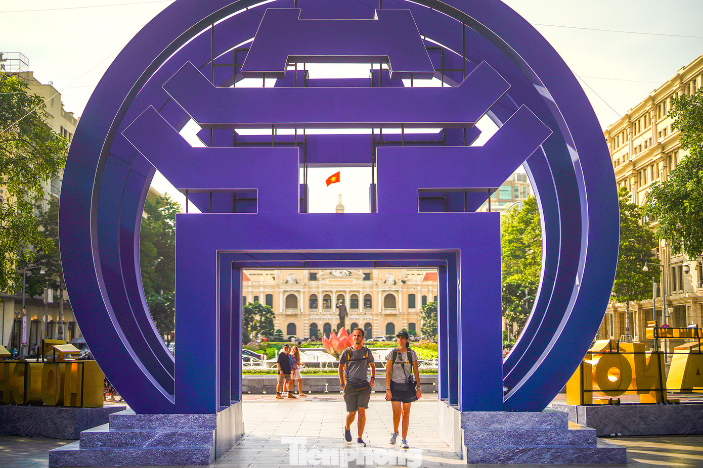 Theo BTC, sự kiện mang đến bức tranh sống động về thủ đô qua phim phóng sự, trình diễn nghệ thuật với sự tham gia của nghệ sĩ Hà Nội và TPHCM. "Tôi thật sự ấn tượng với những thiết kế đang trưng bày tại đây. Lướt qua sự kiện, tôi càng háo hức hơn cho chuyến khám phá thủ đô Hà Nội vào đầu tháng tới. Tôi đã ghi chú lại các địa danh trưng bày ở đây để khám phá lần lượt. Tôi thực sự nôn nao", anh Smith, du khách người Australia chia sẻ.