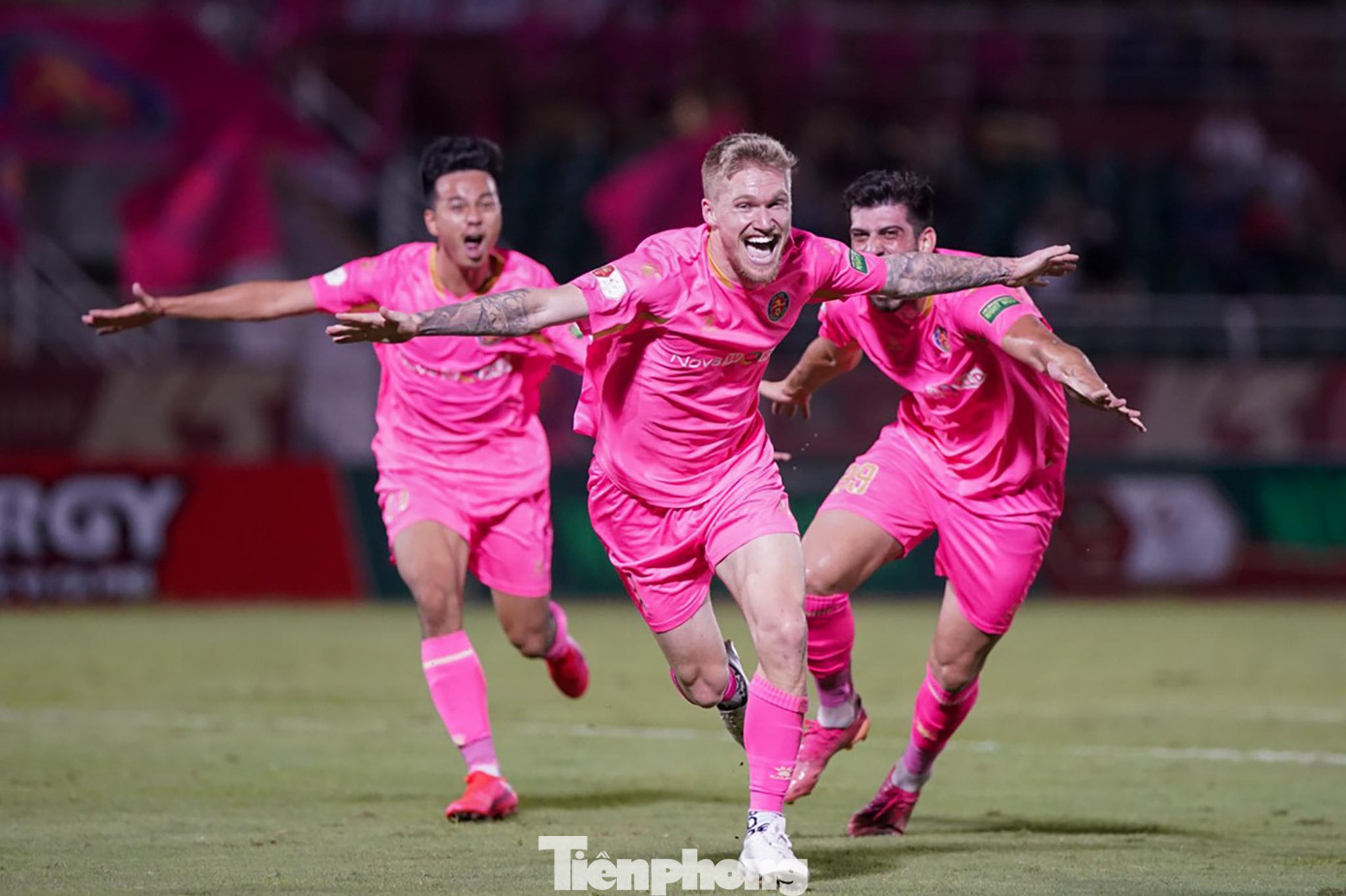 Phút 53, tiền đạo Olsen ghi bàn đầu tiên cho Sài Gòn. Chân sút người Croatia phá bẫy việt vị để đón đường chuyền dài của Văn Triền. Sức rướn tốt giúp Olsen tung ra pha dứt điểm khi Thanh Thắng băng ra khép góc. Bóng đi không mạnh nhưng đủ để hàng thủ TP HCM bất lực nhìn bóng vào lưới. Phút 53, tiền đạo Olsen ghi bàn đầu tiên cho Sài Gòn. Chân sút người Croatia phá bẫy việt vị để đón đường chuyền dài của Văn Triền. Sức rướn tốt giúp Olsen tung ra pha dứt điểm khi Thanh Thắng băng ra khép góc. Bóng đi không mạnh nhưng đủ để hàng thủ TP HCM bất lực nhìn bóng vào lưới.