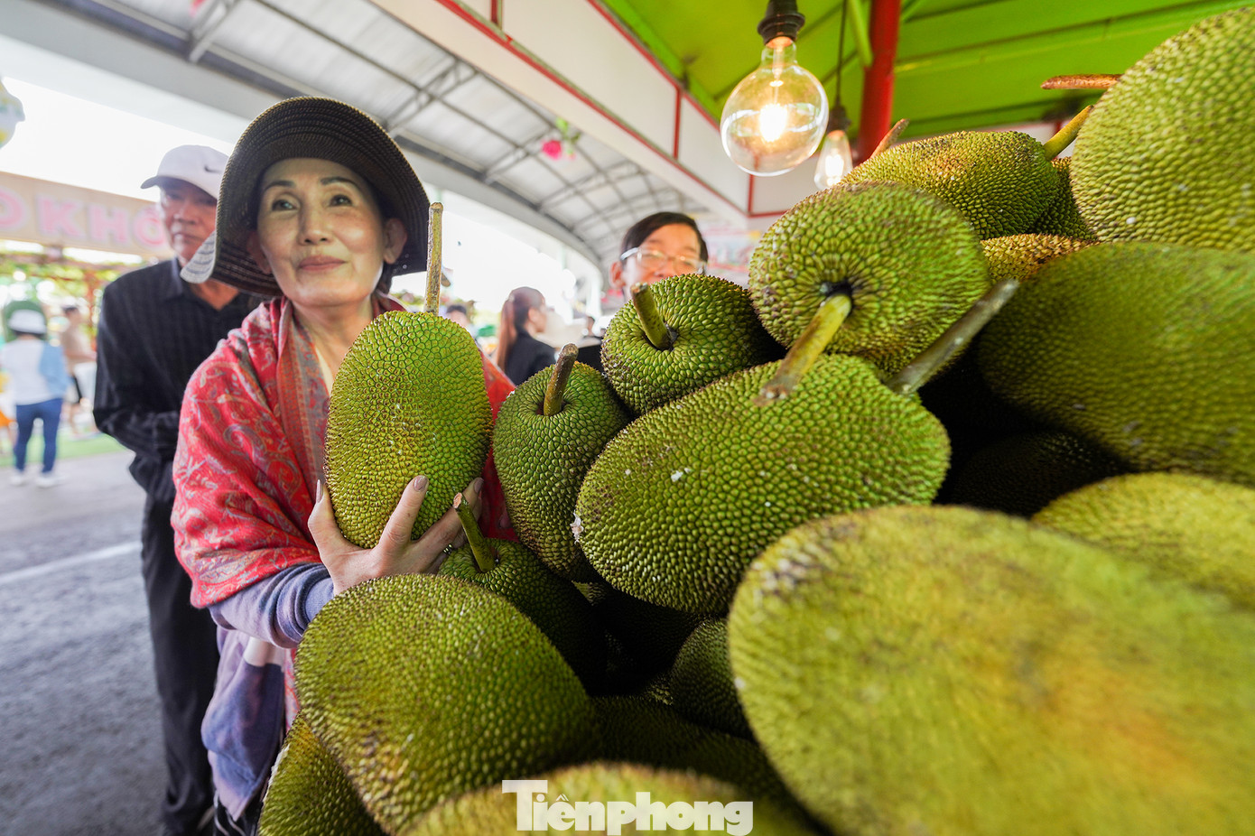 Chợ trái cây đặc sản - nơi quy tụ hàng trăm chủng loại trái cây đầu mùa cùng các sản phẩm OCOP của nhiều địa phương từ khắp vùng miền trên cả nước hội tụ; chất lượng tươi, ngon, giá rẻ hơn thị trường từ 20-30%. "Sầu riêng bên ngoài cũng 120.000-130.000 đồng một ký, trong này có 70.000 đồng. Mận Hà Nội ngoài chợ 30.000 đồng một ký, trong này có 17.000 đồng. Mít tố nữ thì trong này giá bán chỉ bằng một nửa so với bên ngoài... Quan trọng nhất là trái cây tươi ngon, chất lượng", bà Nguyễn Thị Trinh Thương (ngụ Đồng Nai) cho biết.