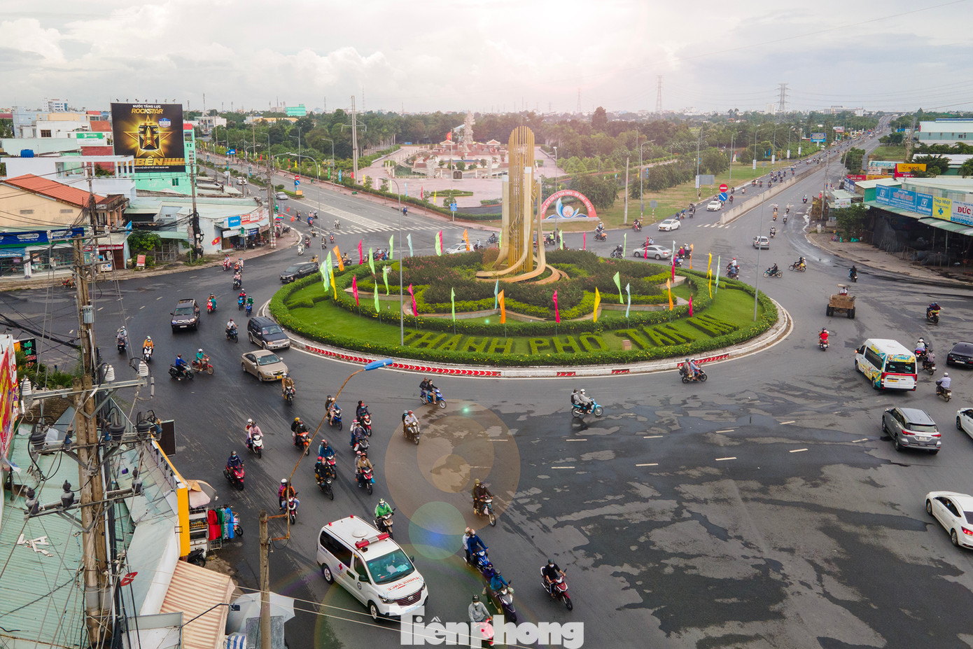 Tầm 15h ngày 3/9, khu vực vòng xoay cửa ngõ phía bắc TP Tân An (Long An) đã bắt đầu tăng dần lưu lượng phương tiện từ các tỉnh miền Tây đổ về TPHCM, Bình Dương, Đồng Nai...