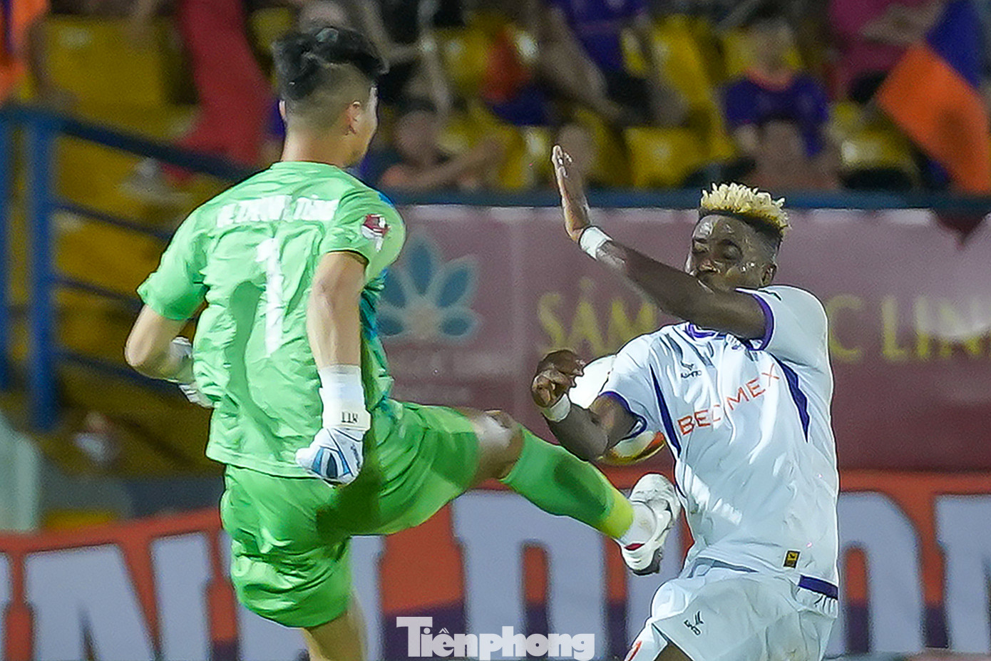 Bộ đôi người Nigeria chơi xông xáo, giúp B.Bình Dương giữ trọn 3 điểm trong trận tiếp đón Hồng Lĩnh Hà Tĩnh trên sân nhà.