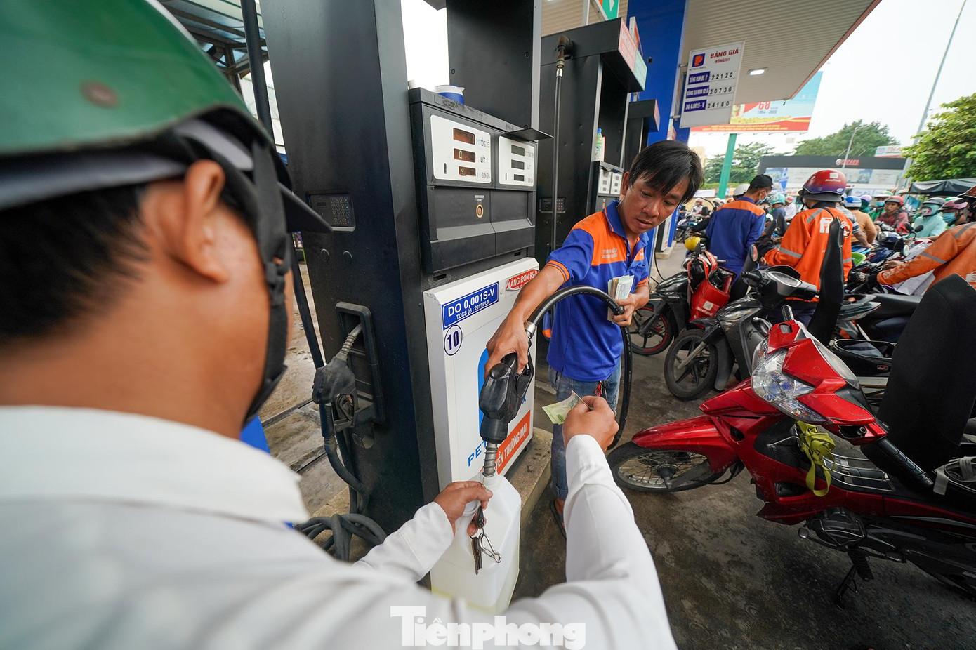 Tuy nhiên, bối cảnh xăng dầu nhiều biến động, khó dự báo, thương nhân có tâm lý e ngại nhập khẩu xăng dầu. Sản lượng nhập khẩu xăng dầu quý III/2022 giảm khoảng 40% với xăng, giảm 35% với dầu DO so với quý III/2022. Vì vậy, nguyên nhân thiếu hàng tại một số đại lý, cửa hàng bán lẻ xăng dầu và chiết khấu giảm do sản lượng nhập khẩu, lượng tồn kho giảm.