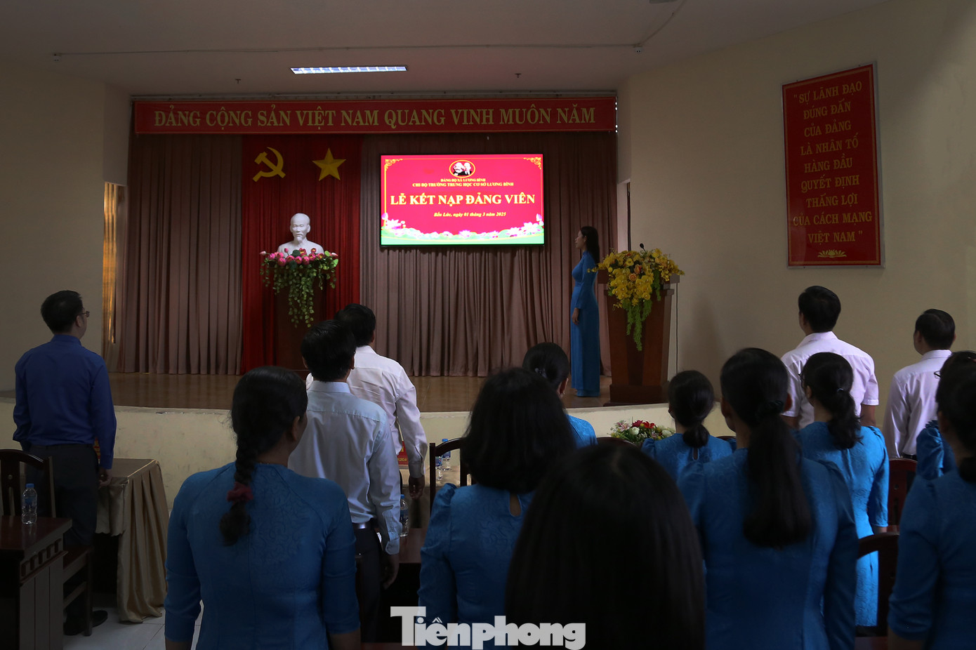 Nghiêm trang chào cờ trong Lễ kết nạp Đảng cho đoàn viên ưu tú Ngô Châu Nhựt Khánh (sinh năm 1994, là giáo viên Trường THCS Lương Bình, Tổng phụ trách Đội, Thanh niên tiêu biểu tỉnh Long An năm 2024) Nghiêm trang chào cờ trong Lễ kết nạp Đảng cho đoàn viên ưu tú Ngô Châu Nhựt Khánh (sinh năm 1994, là giáo viên Trường THCS Lương Bình, Tổng phụ trách Đội, Thanh niên tiêu biểu tỉnh Long An năm 2024)