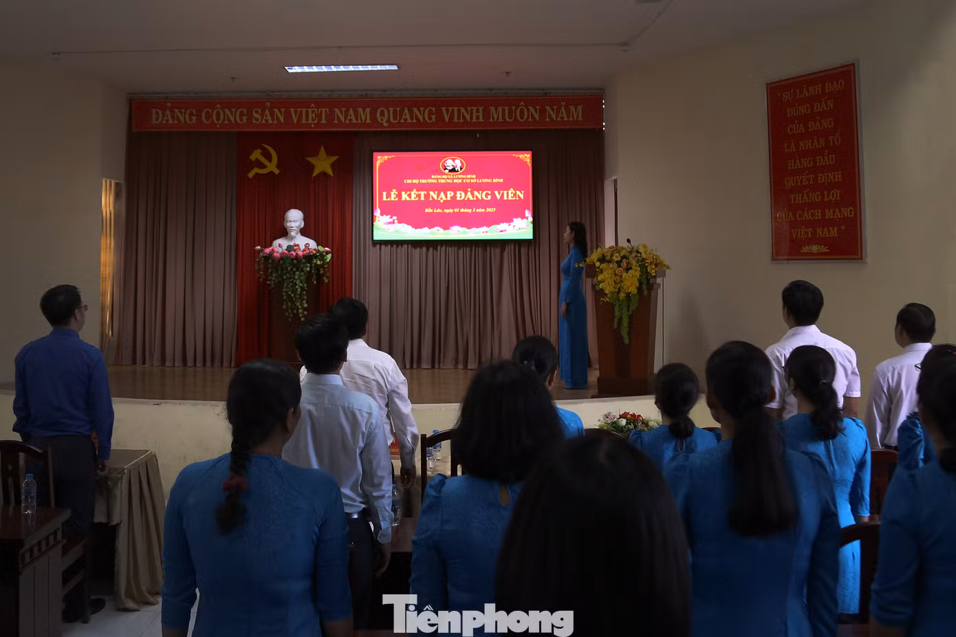 Nghiêm trang chào cờ trong Lễ kết nạp Đảng cho đoàn viên ưu tú Ngô Châu Nhựt Khánh (sinh năm 1994, là giáo viên Trường THCS Lương Bình, Tổng phụ trách Đội, Thanh niên tiêu biểu tỉnh Long An năm 2024)