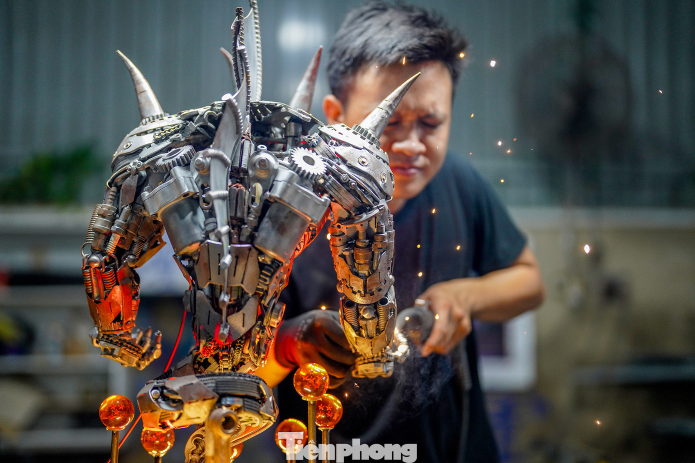 Chiếc "lồng đèn" Porunga đạt độ hoàn hảo về kỹ thuật và mỹ thuật khá cao, thuyết phục mọi ánh nhìn và đang chờ ngày trình diện trước công chúng. Trong bộ truyện 7 viên ngọc rồng, Porunga là rồng được yêu thích nhất. Trong ảnh, bạn Anh Huy, đang tỉ mẩn hoàn thiện các chi tiết siêu nhỏ cho rồng Porunga. Theo Anh Huy, hơn 3 năm làm việc tại xưởng thấy rằng công việc này này có sức hút kỳ lạ, càng làm càng thích vì luôn được sáng tạo và không theo một lập trình quy cũ. Chiếc "lồng đèn" Porunga đạt độ hoàn hảo về kỹ thuật và mỹ thuật khá cao, thuyết phục mọi ánh nhìn và đang chờ ngày trình diện trước công chúng. Trong bộ truyện 7 viên ngọc rồng, Porunga là rồng được yêu thích nhất. Trong ảnh, bạn Anh Huy, đang tỉ mẩn hoàn thiện các chi tiết siêu nhỏ cho rồng Porunga. Theo Anh Huy, hơn 3 năm làm việc tại xưởng thấy rằng công việc này này có sức hút kỳ lạ, càng làm càng thích vì luôn được sáng tạo và không theo một lập trình quy cũ.