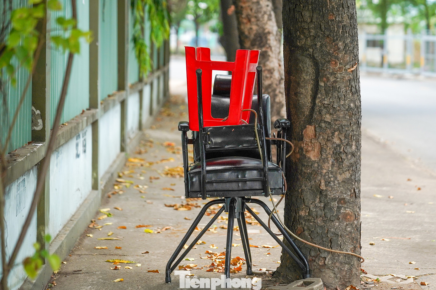 &quot;Mấy ngày này nắng nóng quá, không có khách nên tui cũng thấy ông thợ hớt tóc này ít ra đây hơn&quot;, một bảo vệ công ty gần chỗ hớt tóc vỉa hè này chia sẻ.