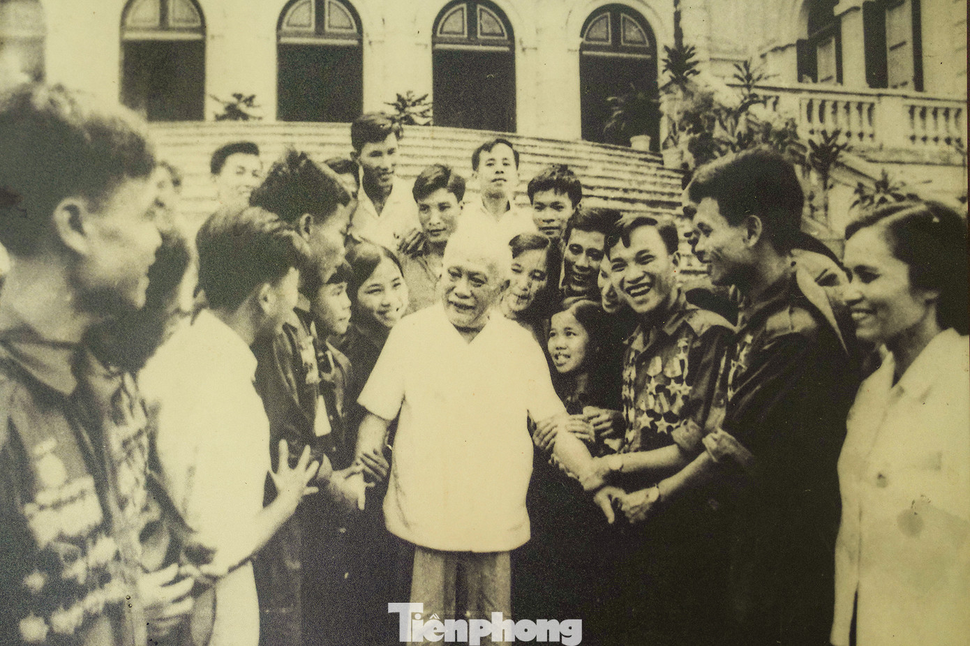 Chủ tịch nước Tôn Đức Thắng gặp gỡ thân mật với đoàn đại biểu thanh niên Năm xung phong tại Hà Nội ngày 12/5/1973.