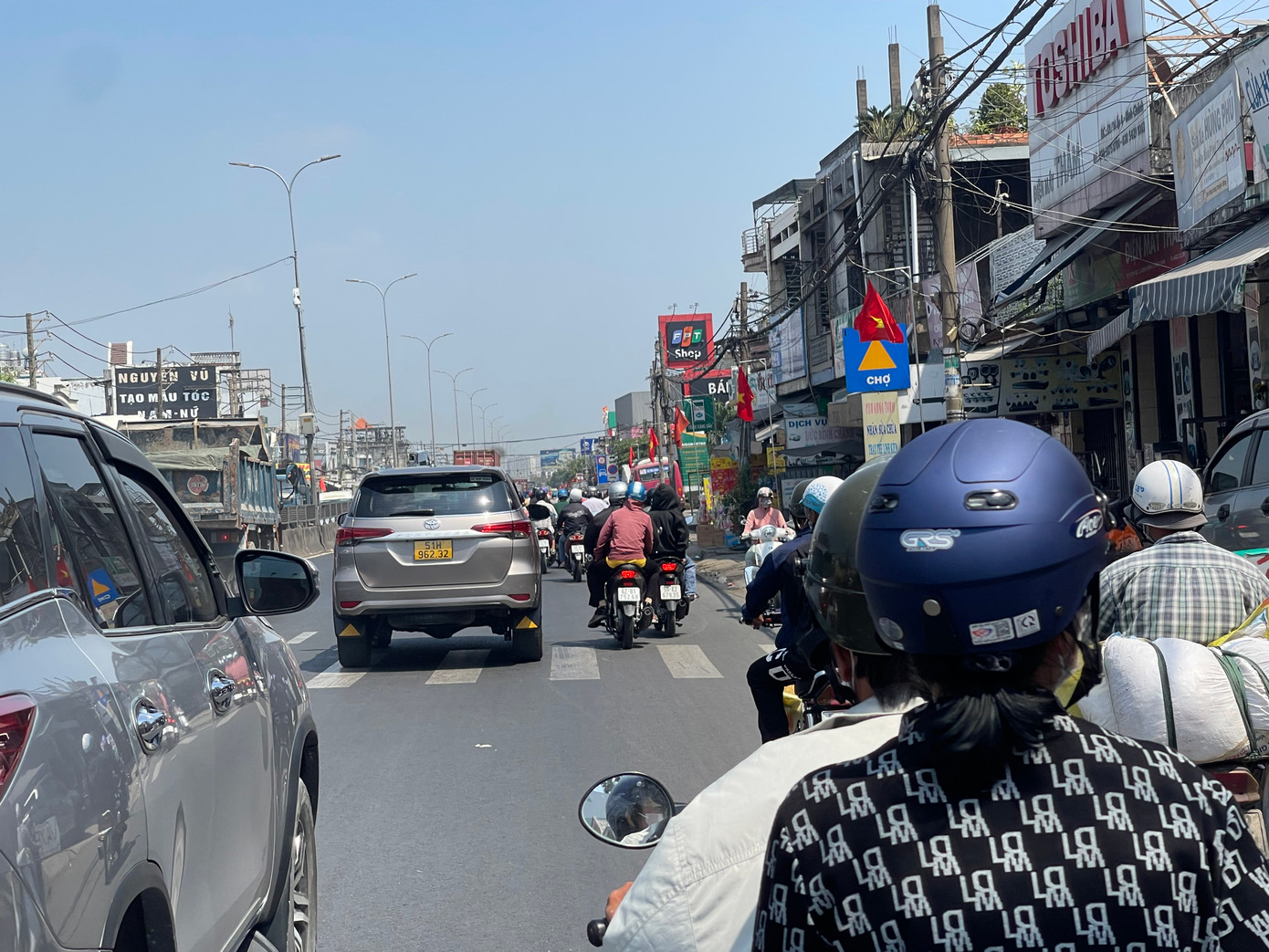 Việc di chuyển càng khó khăn hơn khi nhiều phương tiện chọn cách đi ngược chiều gây xung đột giao thông. Việc di chuyển càng khó khăn hơn khi nhiều phương tiện chọn cách đi ngược chiều gây xung đột giao thông.