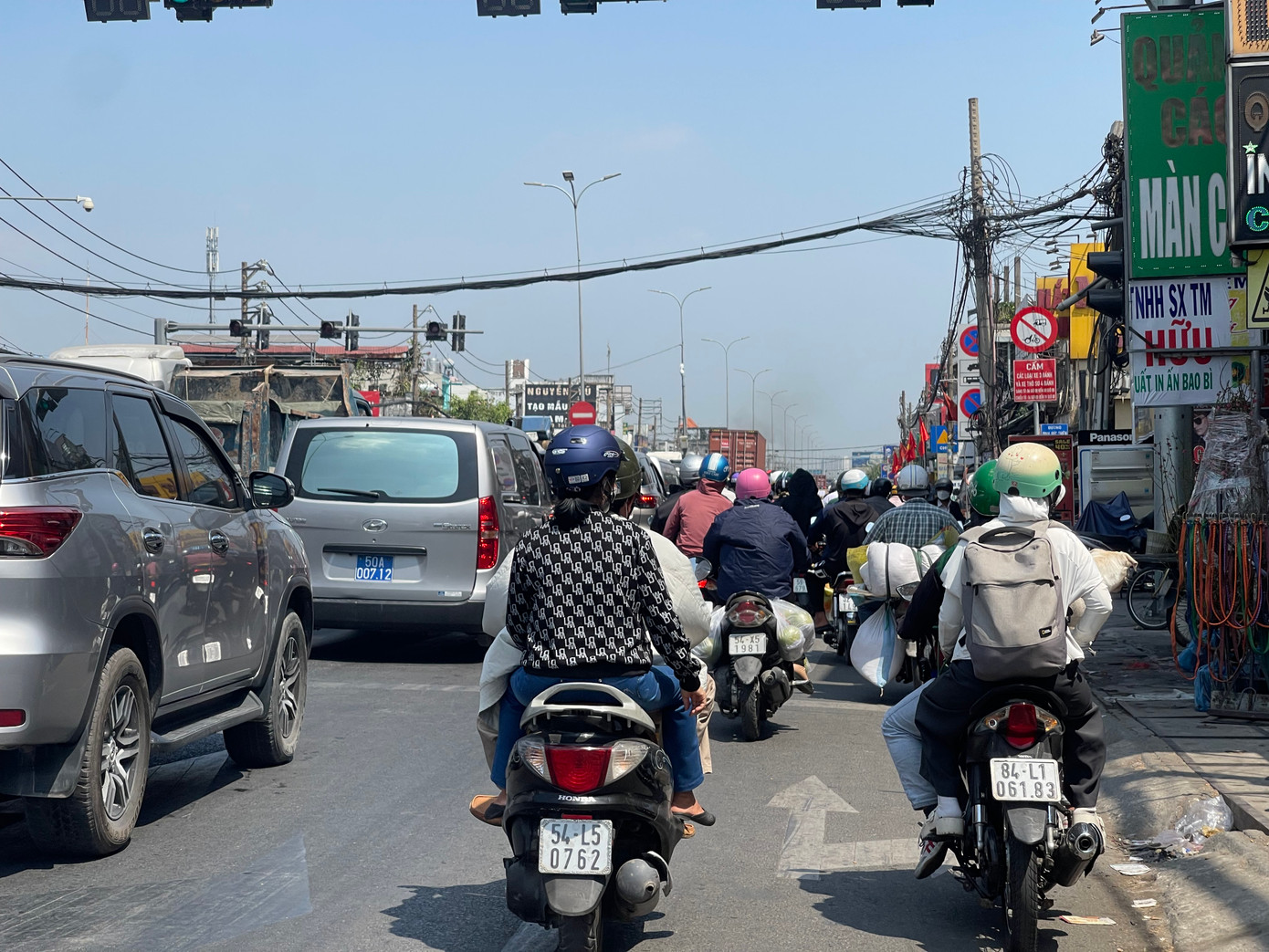 Đoạn gần chợ Bình Chánh lượng phương tiện dồn ứ đông. Đoạn gần chợ Bình Chánh lượng phương tiện dồn ứ đông.