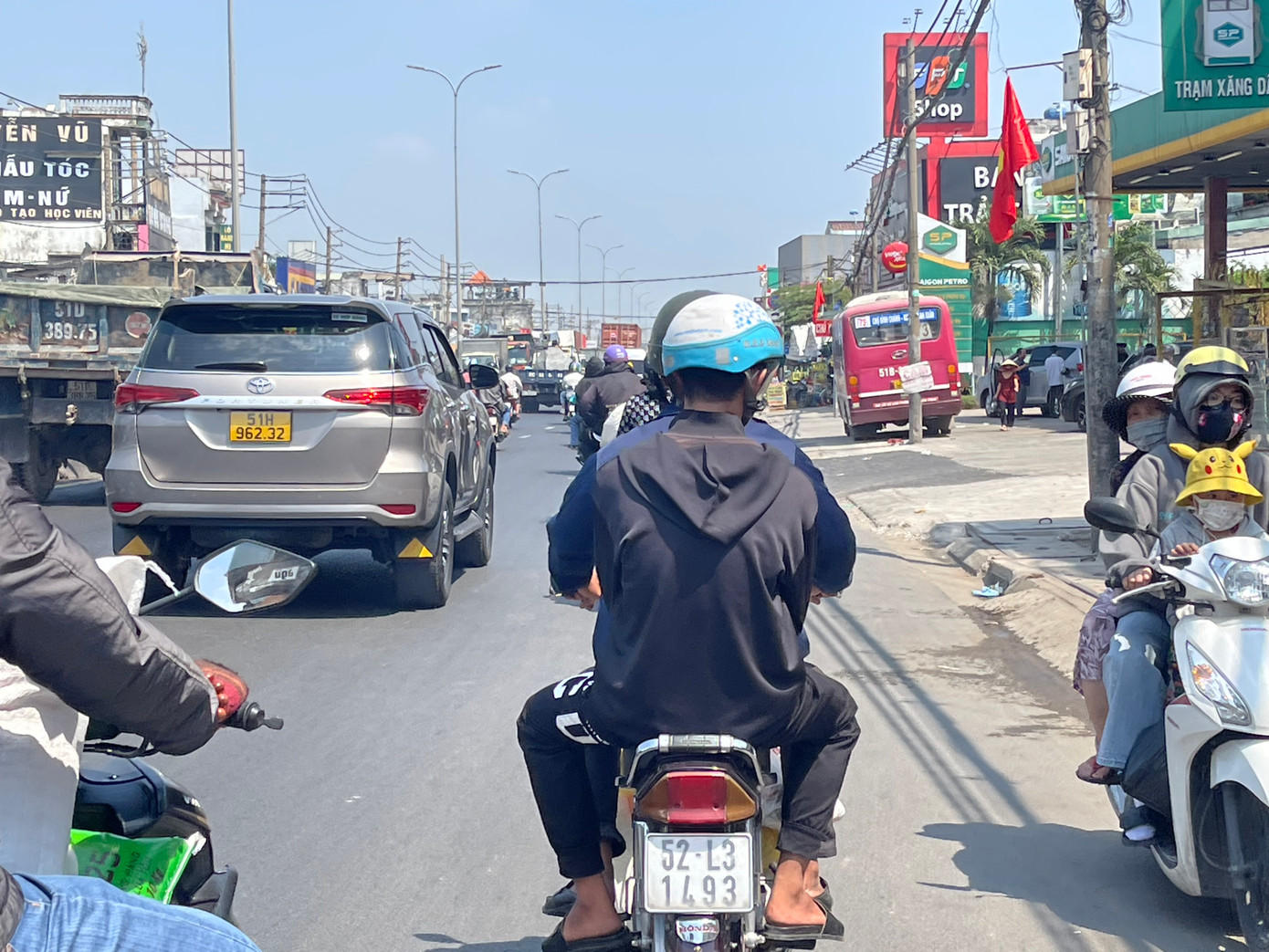 Lượng phương tiện dồn ứ đông nên nhiều người chọn cách đi ngược chiều, nguyên nhân của việc lượng lớn phương tiện phải di chuyển chậm để tránh. Lượng phương tiện dồn ứ đông nên nhiều người chọn cách đi ngược chiều, nguyên nhân của việc lượng lớn phương tiện phải di chuyển chậm để tránh.