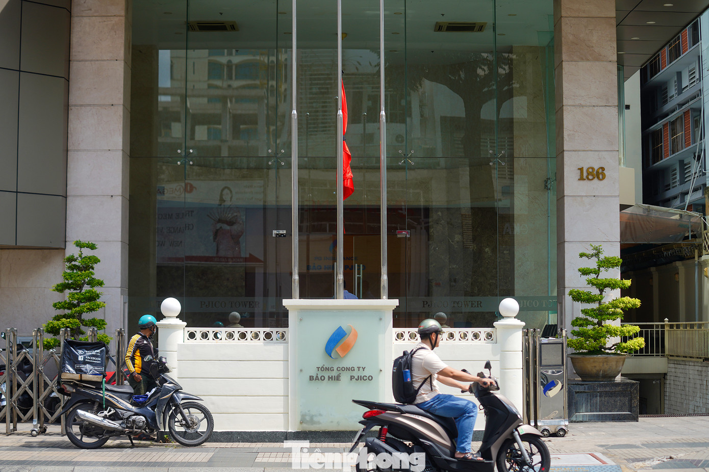 Các cơ sở lưu trú, toà nhà, trụ sở.... tư nhân cũng thực hiện nghi thức treo cờ rủ.