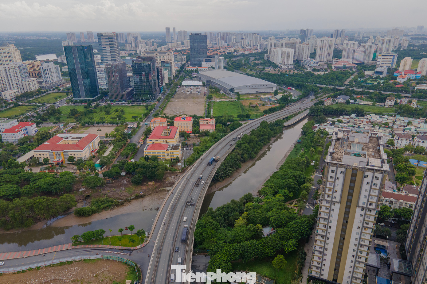 Đoạn bắt đầu của đường dẫn nối với trục đường Nguyễn Văn Linh, ngay trung tâm triển lãm SECC.