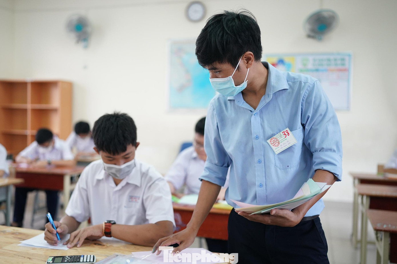 Hơn 7h, cán bộ coi thi phát giấy thi, giấy nháp.