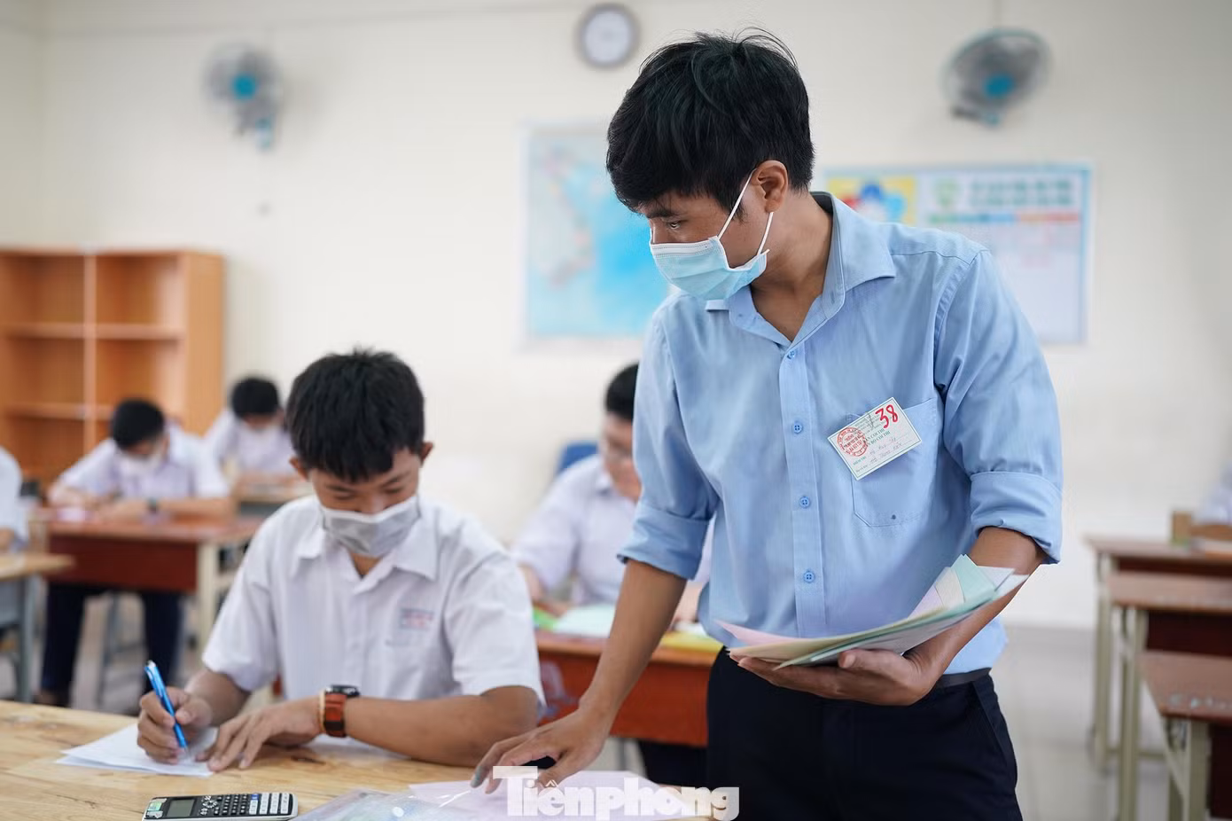 Hơn 7h, cán bộ coi thi phát giấy thi, giấy nháp.