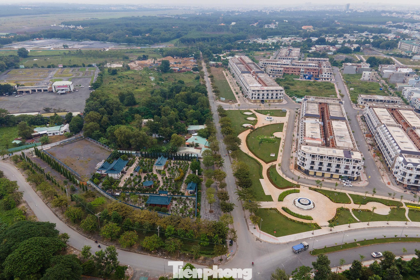 Vườn nhà ông Thành có 3 mặt tiền, khuất phía sau, ngay khu vườn cây là trung tâm Sát hạch lái xe loại 1.