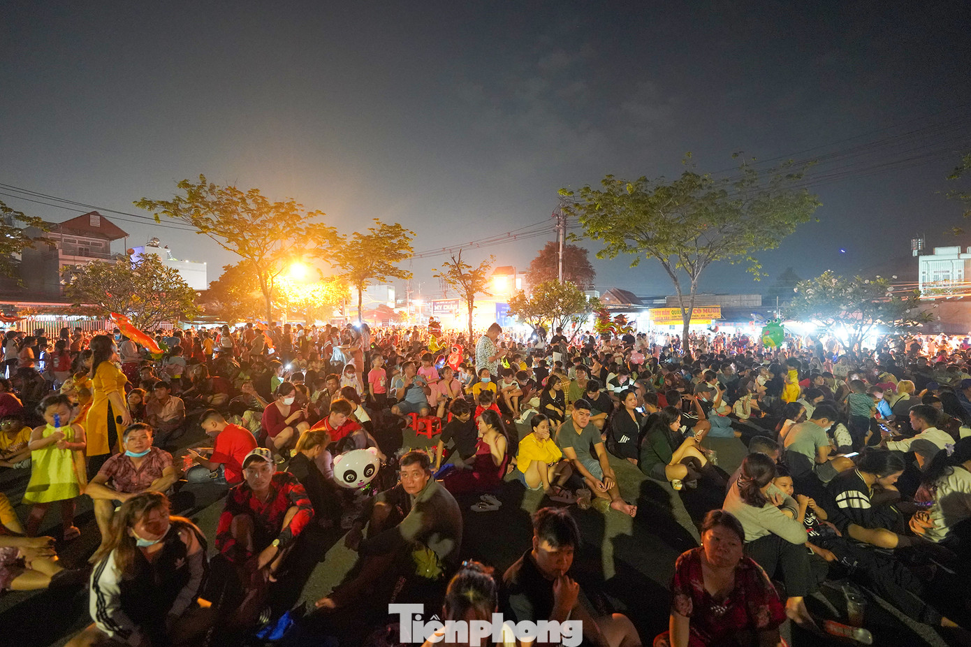 Người dân ra đây trải bạt, xí chỗ xem pháo hoa từ rất sớm. Theo ghi nhận của PV, do bãi bắn nằm chính giữa khuôn viên 4 mặt khu di tích đều nêm chặt người dân chờ xem pháo hoa.